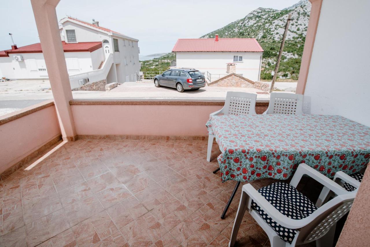Apartmens Leona Karlobag Kültér fotó