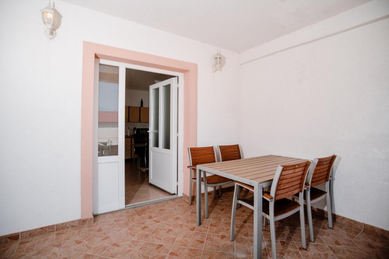 Apartmens Leona Karlobag Kültér fotó