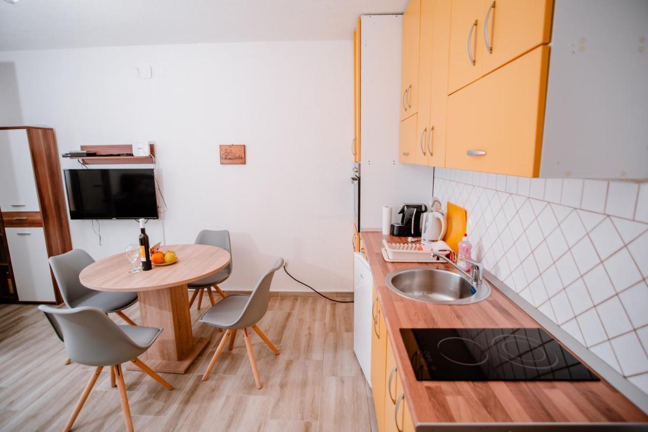 Apartmens Leona Apartman Karlobag Kültér fotó