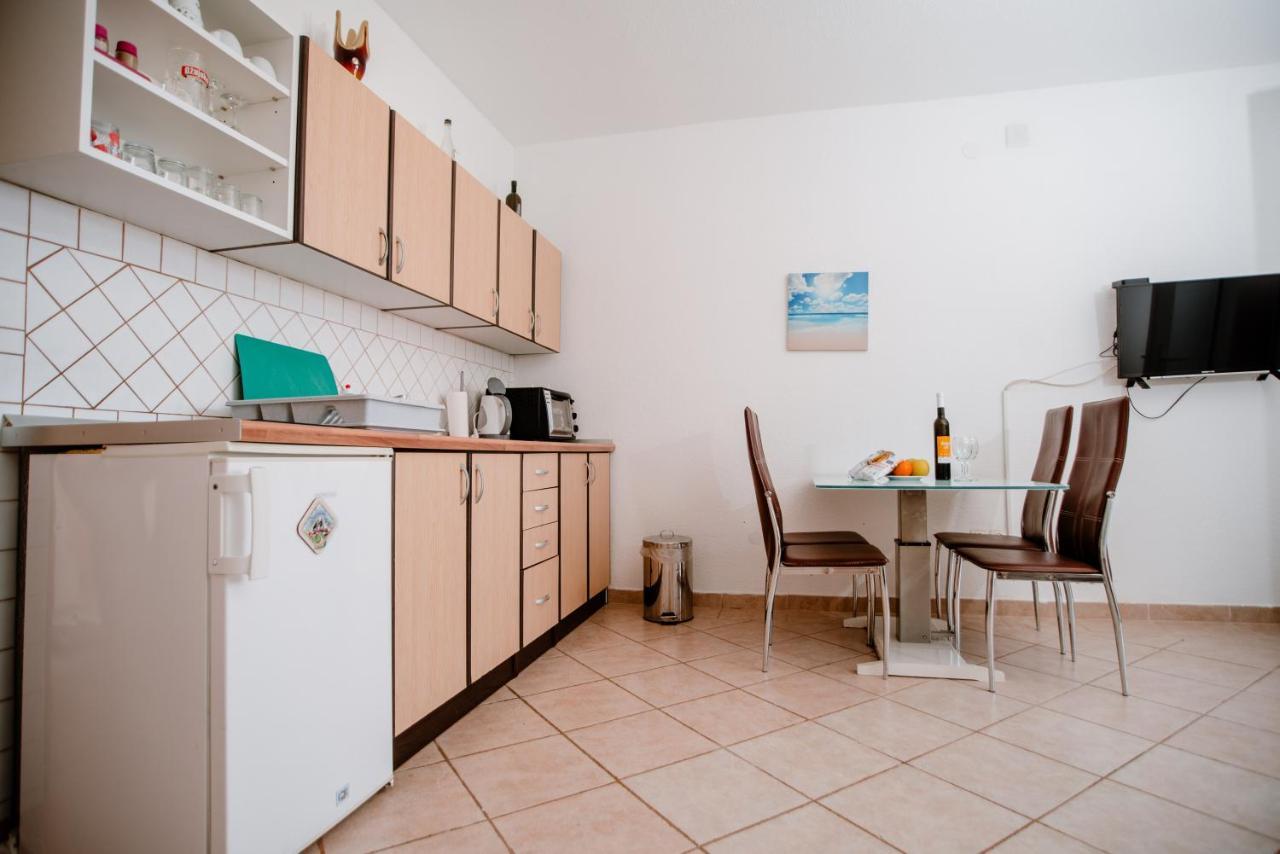 Apartmens Leona Karlobag Kültér fotó